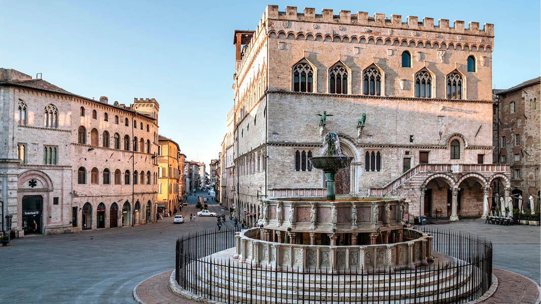 Torg med vacker fontän i Umbrien, Italien